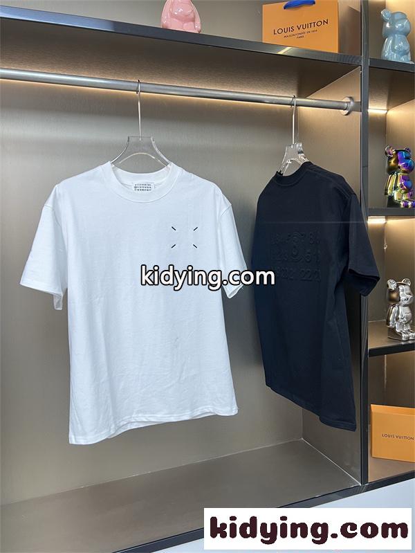 新作注目 ブラック ミニマル Maison Margiela メゾン マルジェラ スーパーコピー 刺繍 シンプル モード 半袖Tシャツ-1
