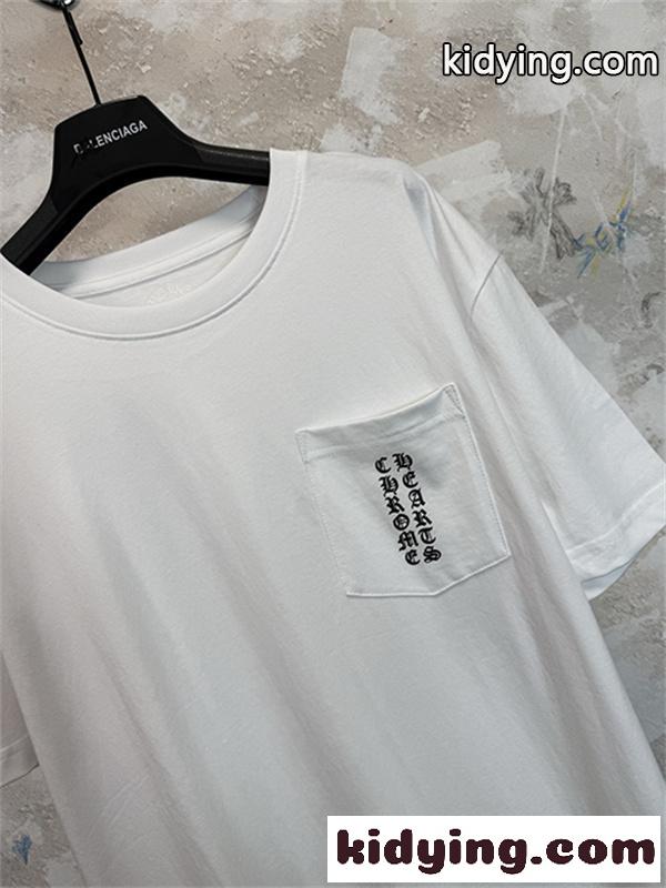 ブラック 半袖Tシャツ Chrome Hearts クロムハーツ コピー 胸ポケットロゴ バック英字プリント ゴシック文字 クルーネック-3