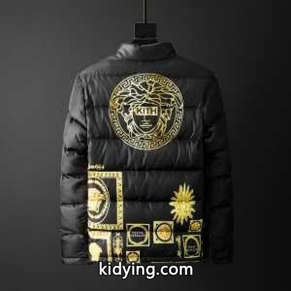ヴェルサーチ 秋冬らしいカジュアルな雰囲気を持つ VERSACE 華やかに魅せる秋冬コーデメンズ ダウンジャケット 肌寒い季節に欠かせない_ヴェルサーチ VERSACE_ブランド コピー 激安(日本最大級)-1