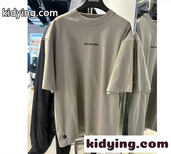 Balenciaga コピー バレンシアガ 半袖Tシャツ グレー ミニロゴ刺繍 オーバーサイズ ボタンディテール クルーネック 上質コットン モード系 メンズ-1