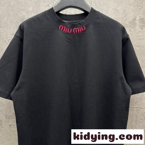 2026新作 MIUMIU コピー ミュウミュウ ネックロゴ 半袖Tシャツ メンズ クルーネック ブラック ミニマル オーバーサイズ モード カジュアル-4