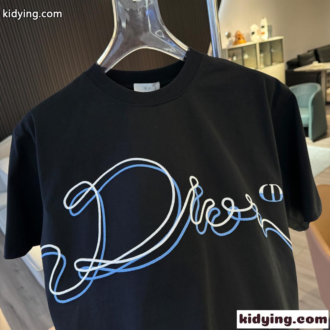 ディオール コピー 半袖トップス Dior グラフィックラインロゴ 刺繍デザイン ホワイト ブラック ブルー配色 モード系 スタイリッシュ 手書き風-6