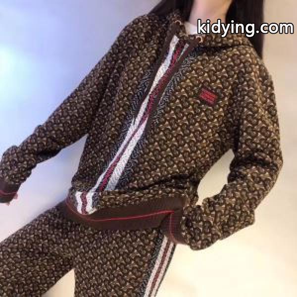 大人かわいい秋冬コーデを楽しみ パーカー バーバリー 秋ファションのトレンド BURBERRY 2019秋のファッショントレンドはこれ_ジャケット パーカー セーター コート_メンズファッション_スーパーコピーブランド激安通販 専門店-0