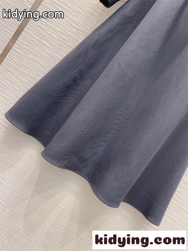 チャコールグレー 長袖シャツワンピース PRADA ベルト付き プラダ コピー 三角ロゴ フロントボタン Aラインシルエット-3