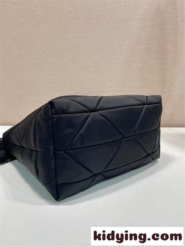 PRADA コピー プラダ ハンドバッグ ナイロンキルティング ブラック 2WAY ショルダーバッグ ミニポーチ付き 軽量 大容量 高級仕様 N級モデル レディース-3