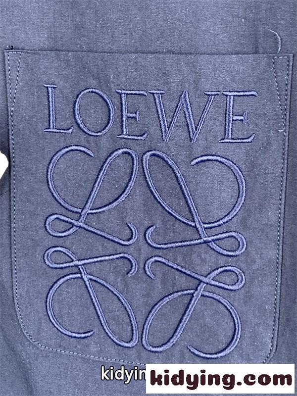 清潔感コーデ LOEWE ロエベ コピー 長袖シャツ メンズ エンボスロゴ 胸ポケット付き 大人に似合う端正トップス-6