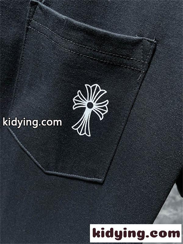チャコールブラック ポケットTシャツ Chrome Hearts クロムハーツ コピー ホワイトクロス刺繍風 袖ロゴ入り 半袖カットソー-4