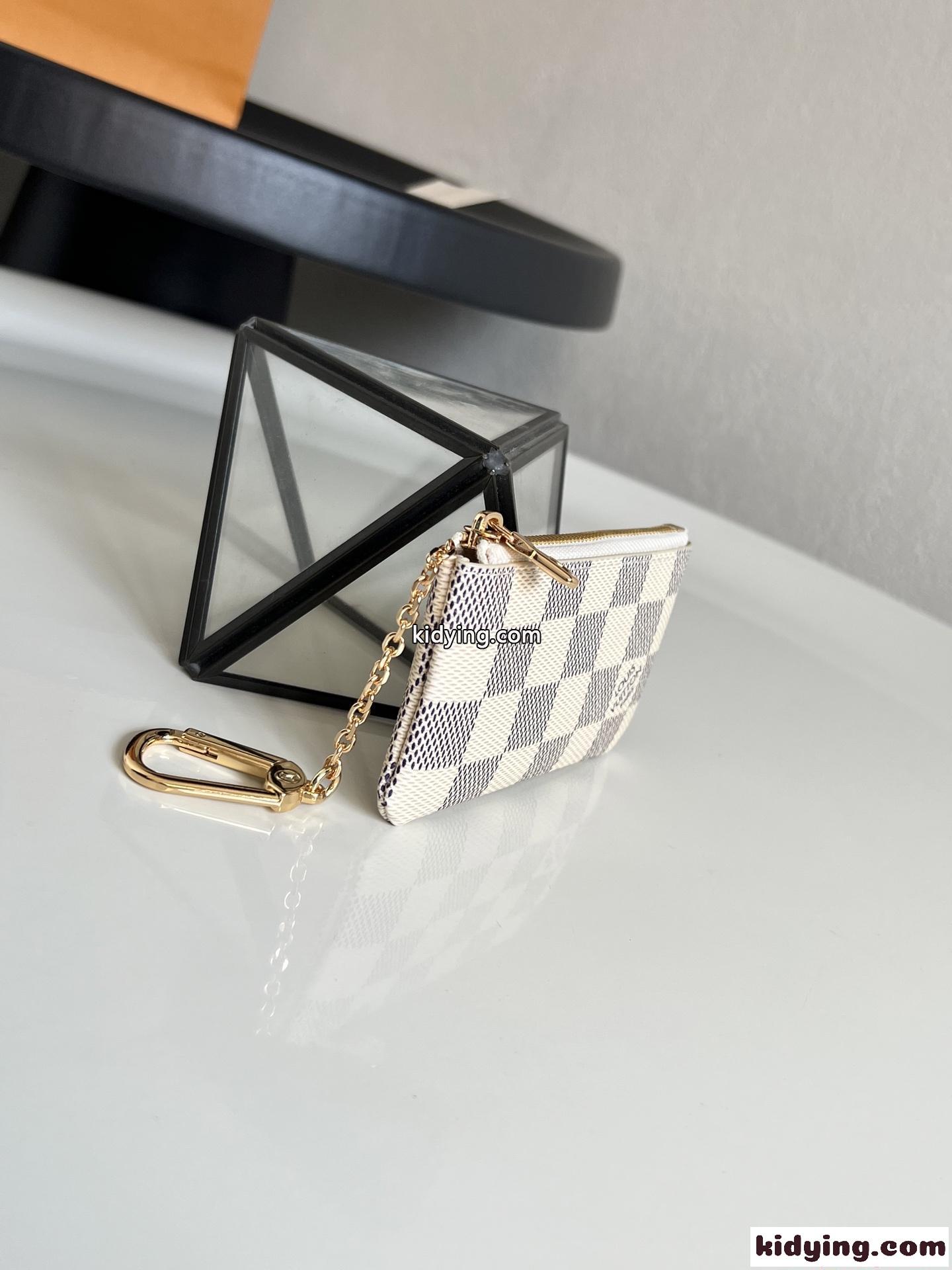 ルイヴィトン コピー バッグ ミニ財布 ホワイト系 ロゴ入り ゴールドチェーン付き 軽量 コンパクト Louis Vuitton-6