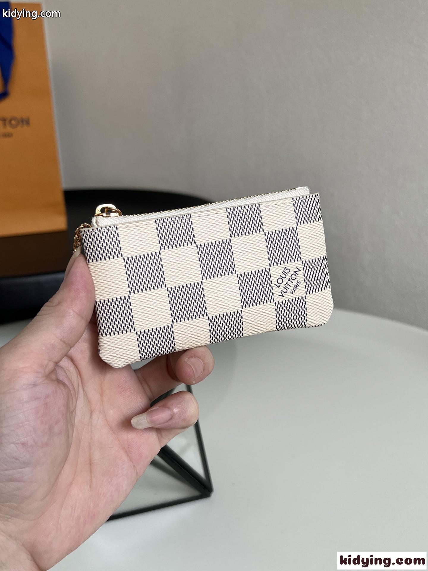 ルイヴィトン コピー バッグ ミニ財布 ホワイト系 ロゴ入り ゴールドチェーン付き 軽量 コンパクト Louis Vuitton-2