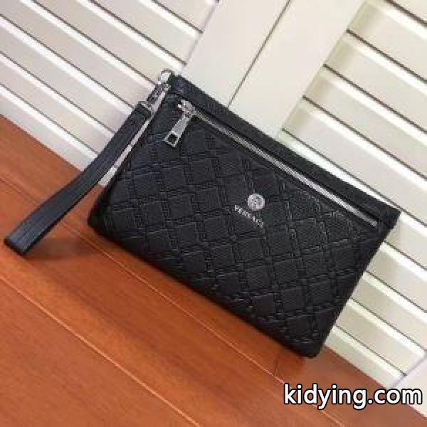 VERSACE 秋冬の色味が叶える華やかコーデ ヴェルサーチ 寒い季節の王道アイテム ポーチ 秋冬らしいカジュアルな雰囲気を持つ_ヴェルサーチ VERSACE_ブランド コピー 激安(日本最大級)-0