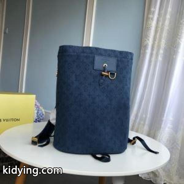 ルイ ヴィトン LOUIS VUITTON リュック 落ち着いたコーデが楽しもう 2019秋冬におしゃれな着こなし_ルイ ヴィトン LOUIS VUITTON_ブランド コピー 激安(日本最大級)-0