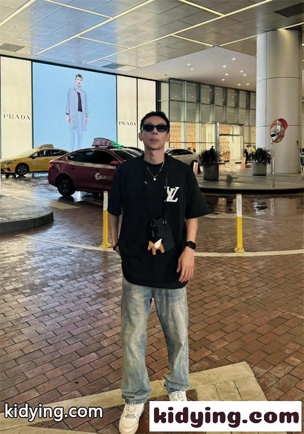 バックロゴ 半袖Tシャツ ルイヴィトン コピー ブラック オーバーサイズ LVモチーフ フラワー グラフィック Louis Vuitton-5
