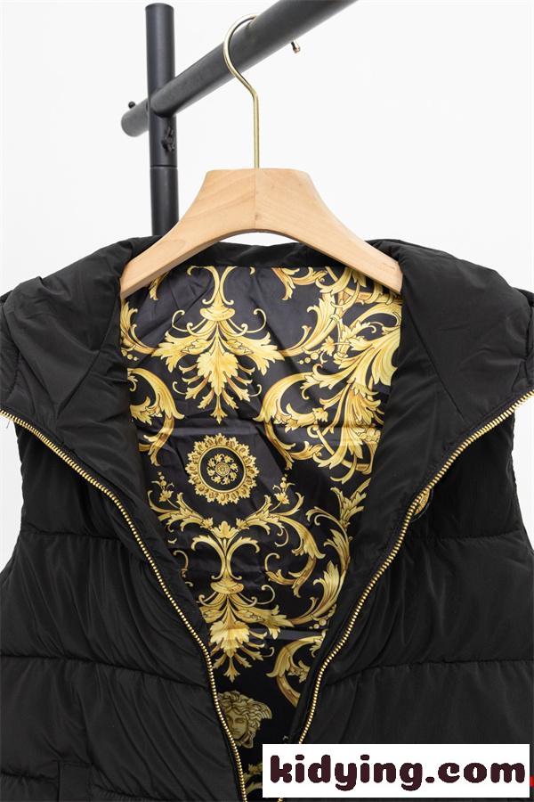 VERSACE ヴェルサーチ コピー 2026新作コーデ ブラック 中綿フード付き ベスト 高級感-8