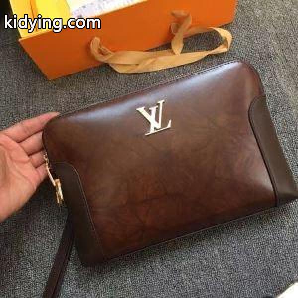 ポーチ 秋冬らしく着こなそう ルイ ヴィトン 2019秋冬におしゃれな着こなし LOUIS VUITTON 冬のコーデも上品なイメージにしてくれる_ルイ ヴィトン LOUIS VUITTON_ブランド コピー 激安(日本最大級)-0