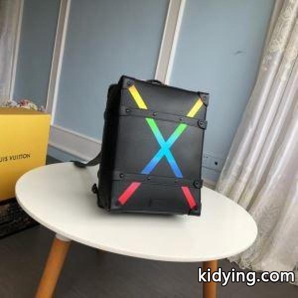 今回の秋冬に欲しいスタイル リュック 秋冬にぴったりトレンドな着こなし ルイ ヴィトン LOUIS VUITTON 冬ファッションと相性抜群_ルイ ヴィトン LOUIS VUITTON_ブランド コピー 激安(日本最大級)-0