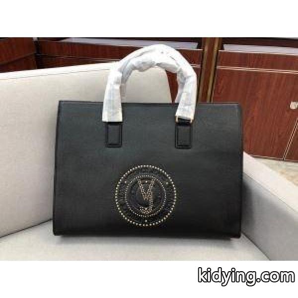 秋冬おしゃれをより楽しませる ヴェルサーチ 冬のお出かけの相棒に VERSACE 秋冬カジュアルの定番 ハンドバッグ 着回し力の高いが魅力_ヴェルサーチ VERSACE_ブランド コピー 激安(日本最大級)-0