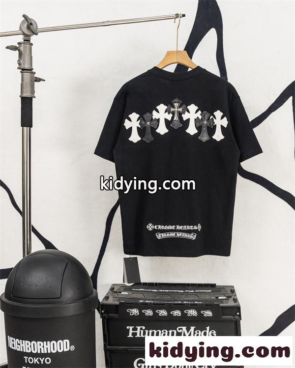クロムハーツ コピー Chrome Hearts 半袖Tシャツ ブラック ホワイト 刺繍ロゴ レザーパッチ クロスモチーフ バックデザイン 本革風 切替デザイン 綿素材 通気性 クルーネック オーバーサイズ ストリート モード系 ユニセックス 夏人気-1