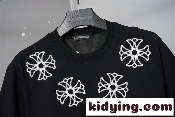 激安 刺繍Tシャツ クロムハーツ コピー CHROME HEARTS クロス刺繍 ブラック ホワイト 半袖 ビッグシルエット ストリート系 ユニセックス フラワークロス バックデザイン 高見え 夏コーデ-4