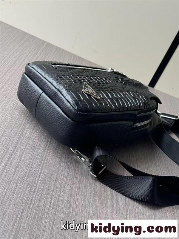 ワンショルダーバッグ レザー調 メンズライク仕様 PRADA プラダ コピー バッグ 外出対応 実用派モデル 今季チェック-6