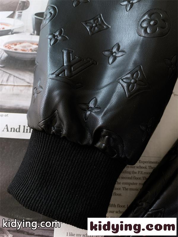 Louis Vuitton スーパーコピー フード付き ジップブルゾン ブラック エンボスモノグラム ルイヴィトン 光沢切替 高級感 ジャケット-6