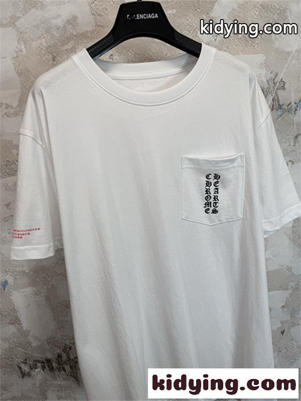 ブラック 半袖Tシャツ Chrome Hearts クロムハーツ コピー 胸ポケットロゴ バック英字プリント ゴシック文字 クルーネック-2