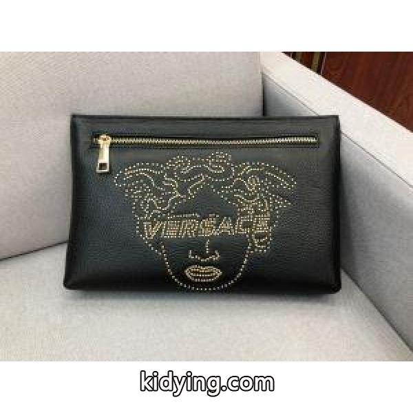 真冬にもうまく着こなせる ヴェルサーチ 秋冬ナチュラルコーデに大活躍 VERSACE おしゃれさんに近づける ポーチ_ヴェルサーチ VERSACE_ブランド コピー 激安(日本最大級)-0