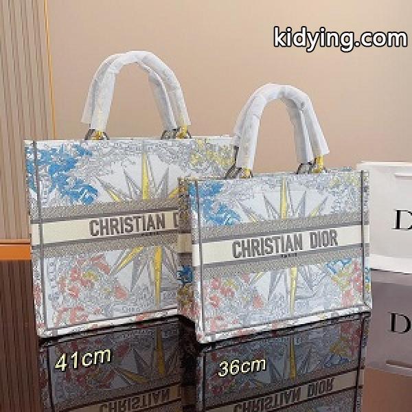 ディオール DIOR 秋めいたコーデに仕上げるトートバッグ  ファッションコーデ_ディオール DIOR_ブランド コピー 激安(日本最大級)-0
