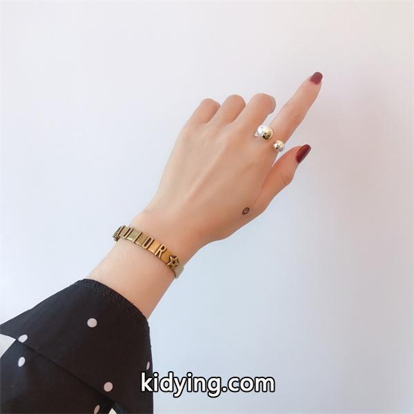 秋のおしゃれをもっと楽しめる ブレスレット 秋のこなれカジュアルを思う ディオール DIOR__ブランド コピー 激安(日本最大級)-0
