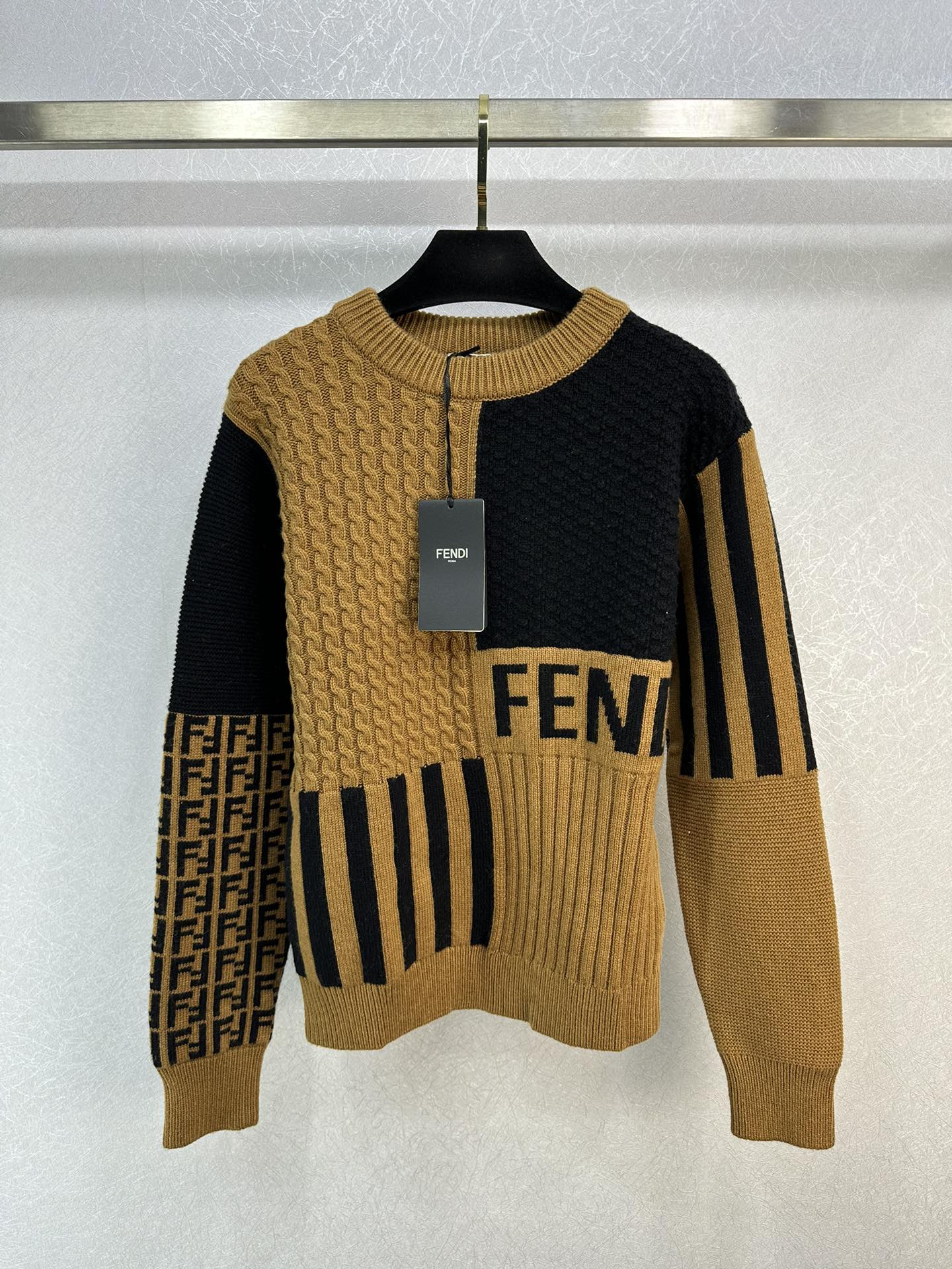 おしゃれ 合わせやすい クルーネック フェンディ セーター コピー ロゴ入り-2