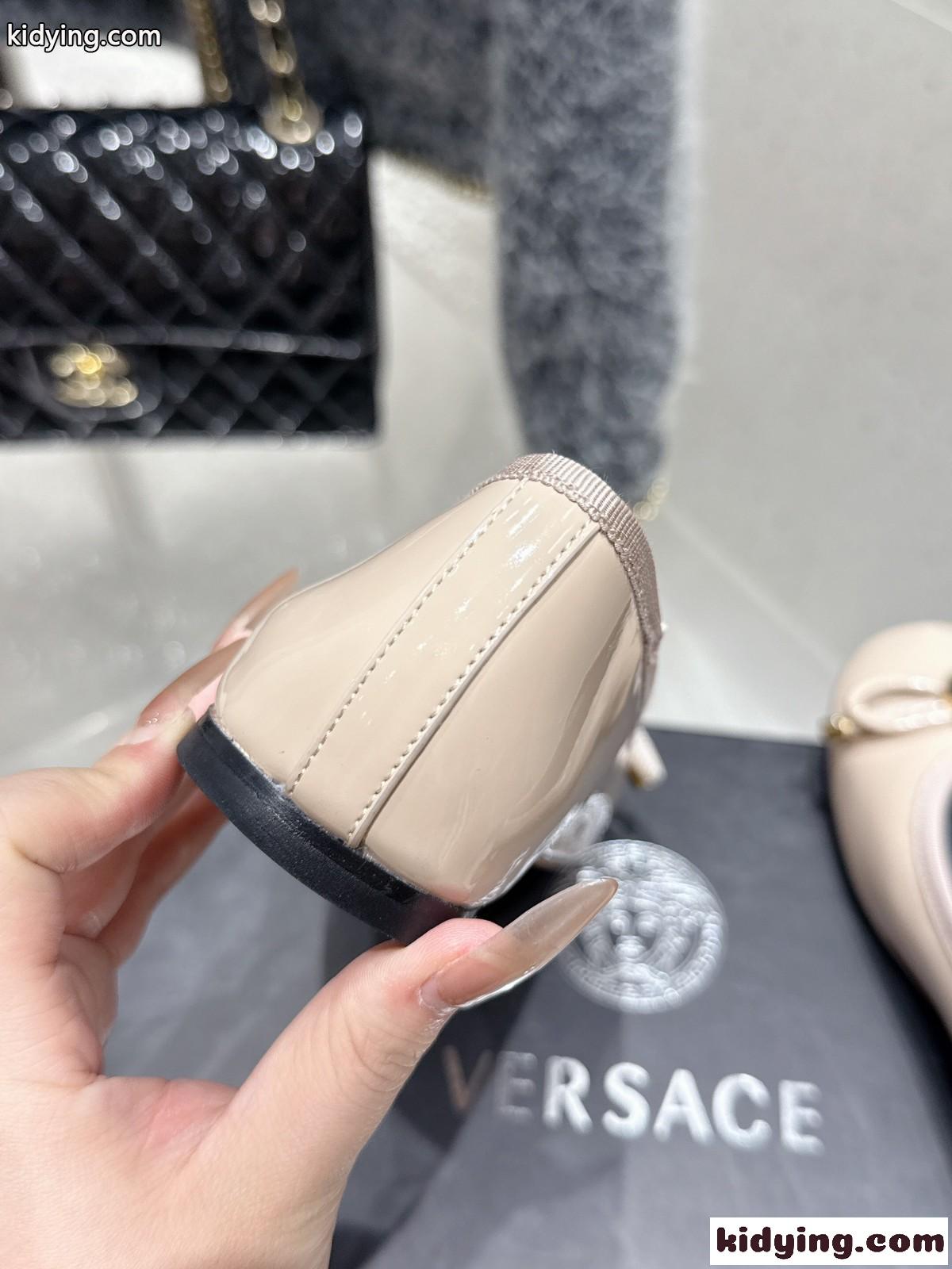 オペラ ボウ パテント バレエシューズ ヴェルサーチェ パンプス 偽物 ベージュ-3