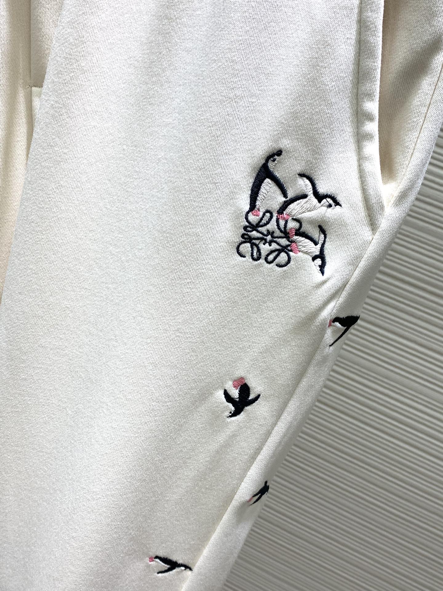 カジュアル 合わせやすい 刺繍入り ロエベ パンツ 偽物 ジョガーパンツ ホワイト-2
