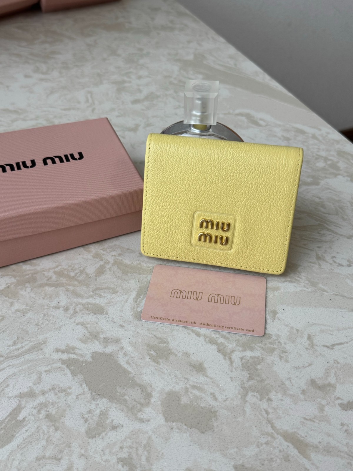 ミュウミュウ 財布 コピー シンプル 上品 コンパクト 二つ折り財布 イエロー-0
