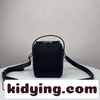 プラダバッグメンズ 上品なデザインは男性たちの新しい追求を満たしている 急いで手に入れてね コピー-1
