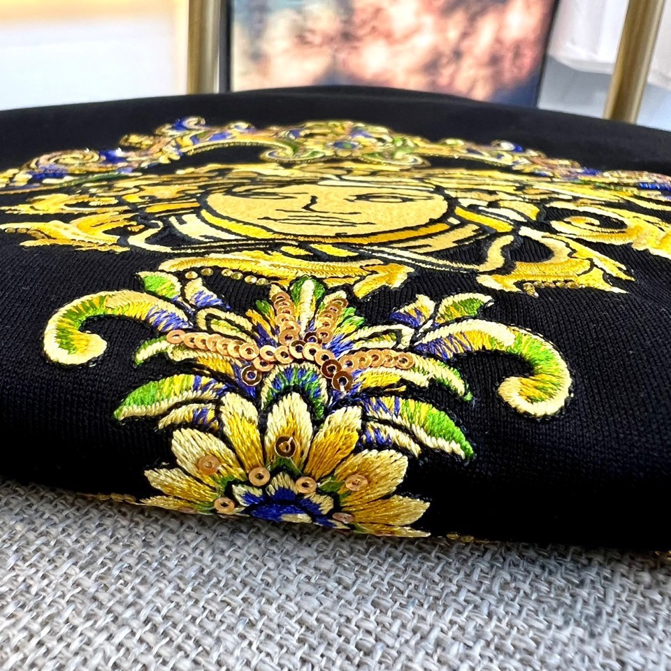 バロック メドゥーサ 刺繍入り ヴェルサーチェ Tシャツ 偽物 半袖Tシャツ ブラック-2