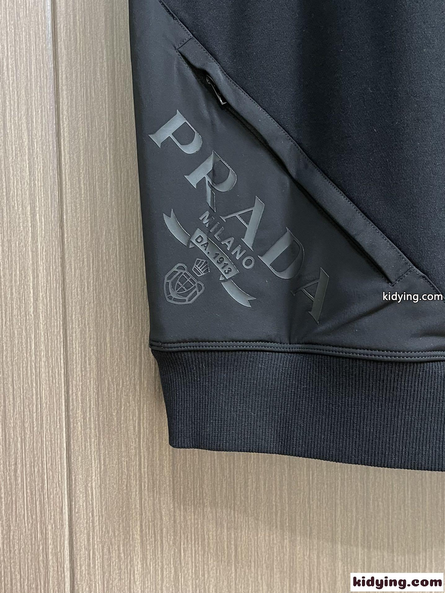 プラダ Tシャツ コピー クルーネック スウェットシャツ ブラック-4