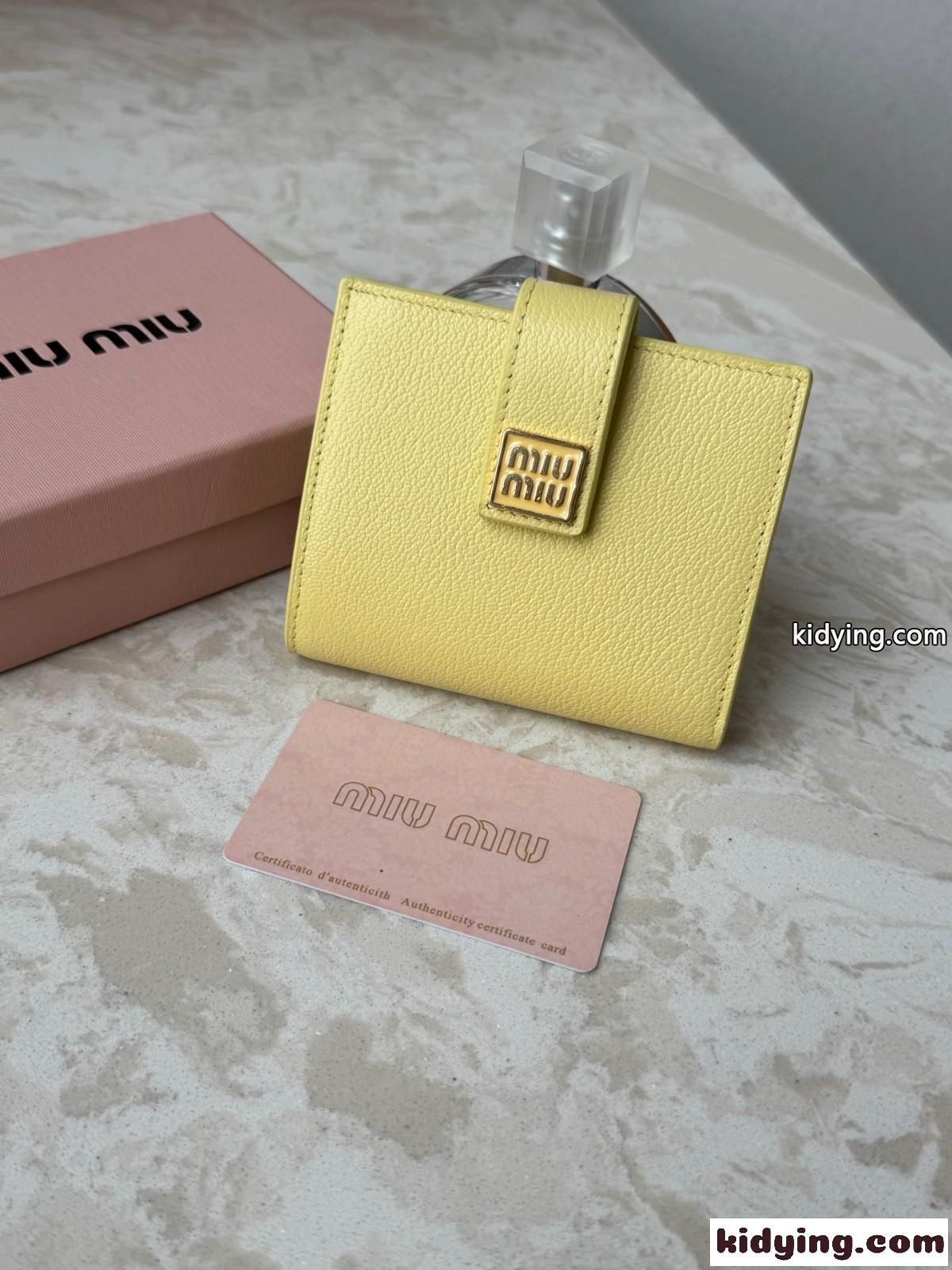 洗練された シンプル コンパクト ウォレット ミュウミュウ 財布 コピー 二つ折り財布 イエロー-1