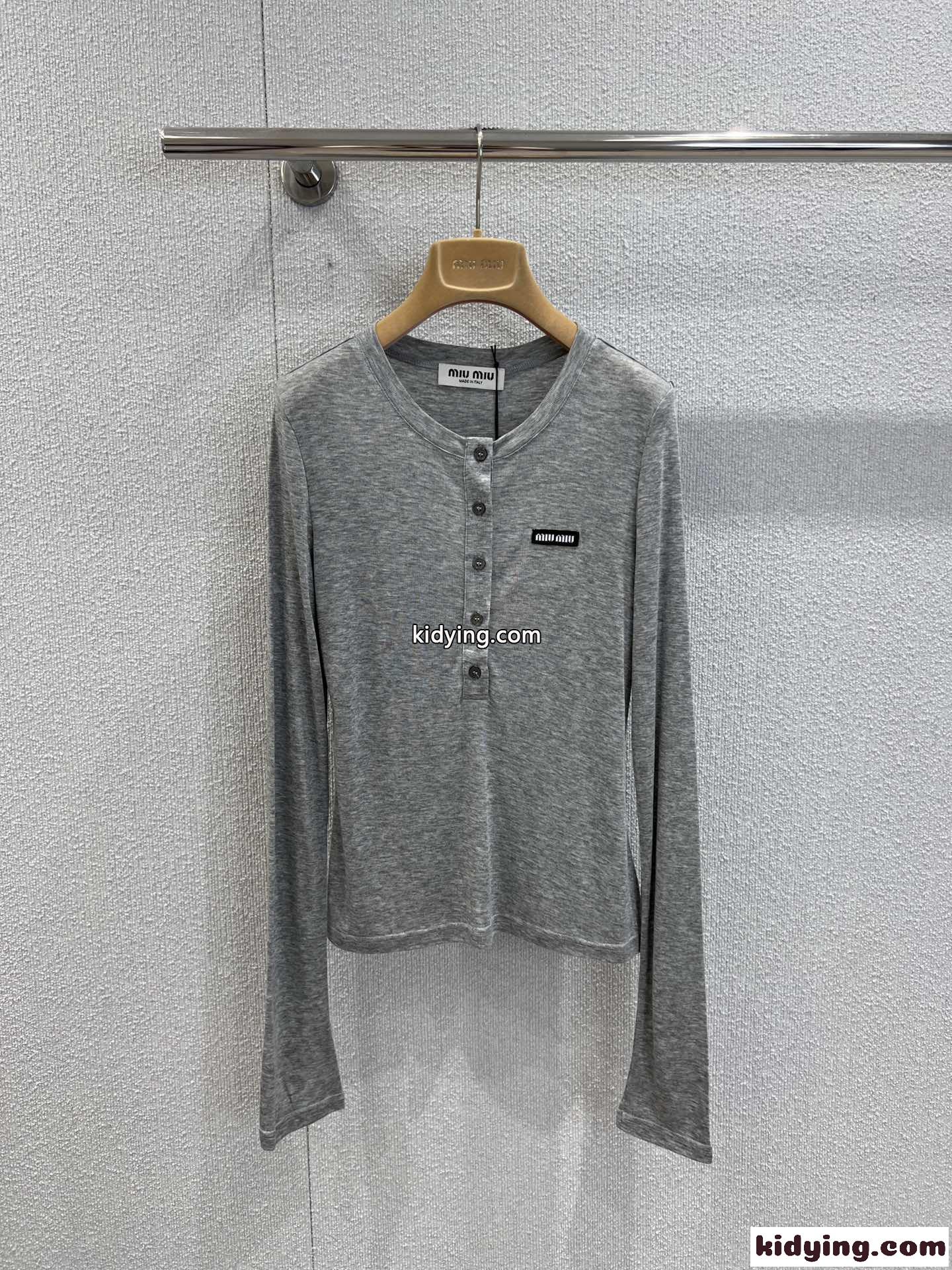お洒落 シンプル ハーフボタン 長袖Tシャツ ミュウミュウ Tシャツ コピー グレー-0