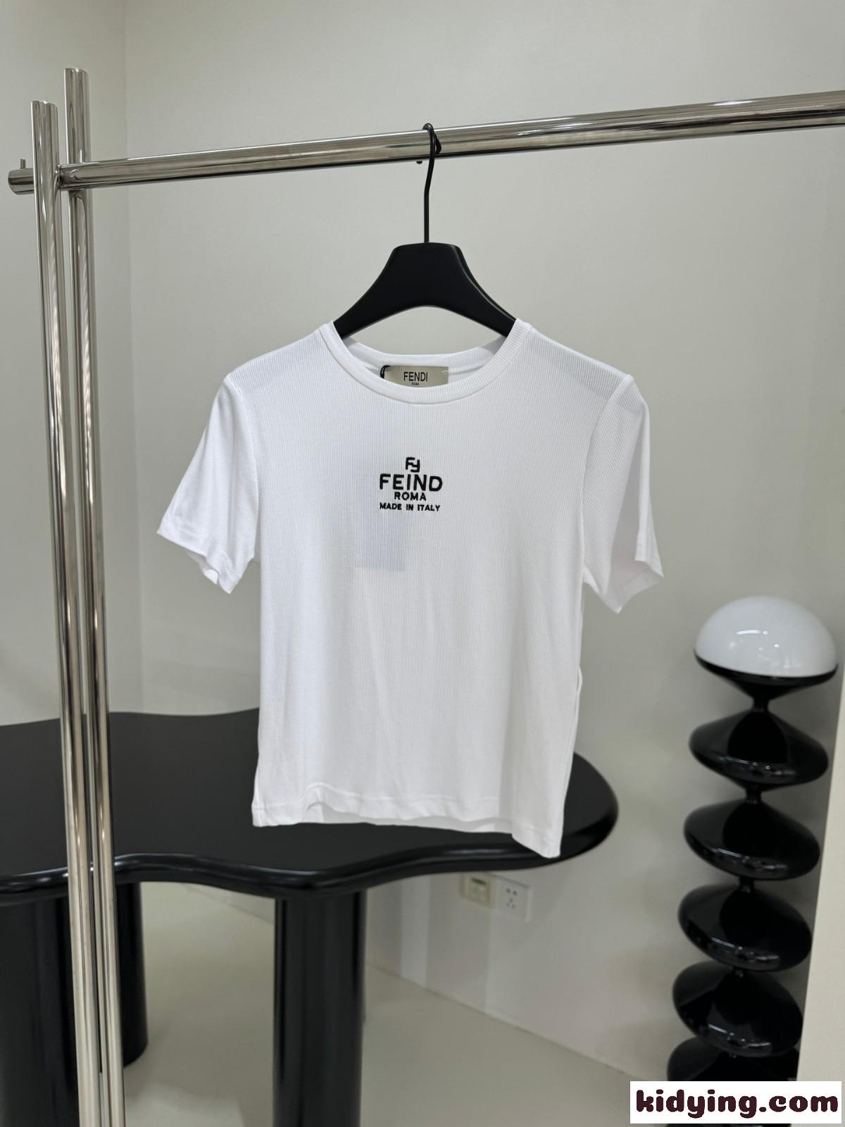 洗練された ロゴ入り クロップド丈 半袖 トップス フェンディ Tシャツ コピー ホワイト-0