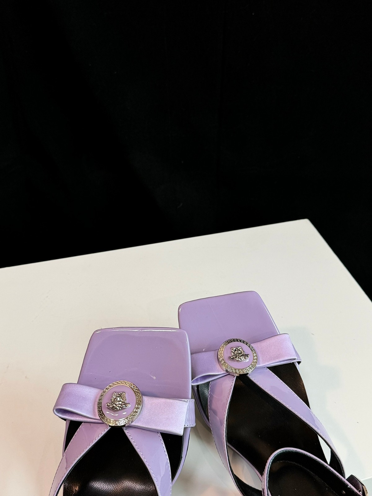 ジャンニ リボン レザー サンダル 6.5cm ヴェルサーチェ パンプス スーパーコピー パープル-1