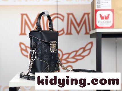 BerlinシリーズのデザインのインスピレーションはMCMに由来し 旅行の理念に根ざしている エムシーエム カバン コピー-1