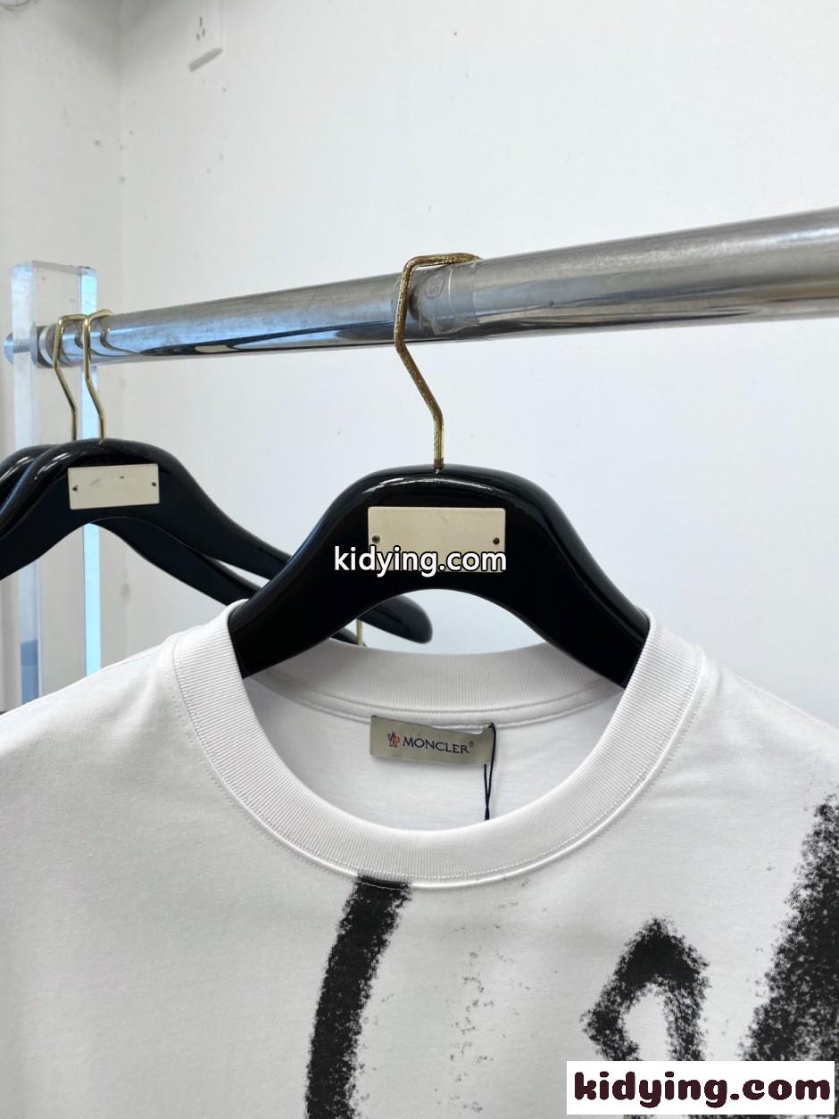 存在感抜群 プリント クルーネック 半袖Tシャツ モンクレール Tシャツ 偽物 ホワイト-1