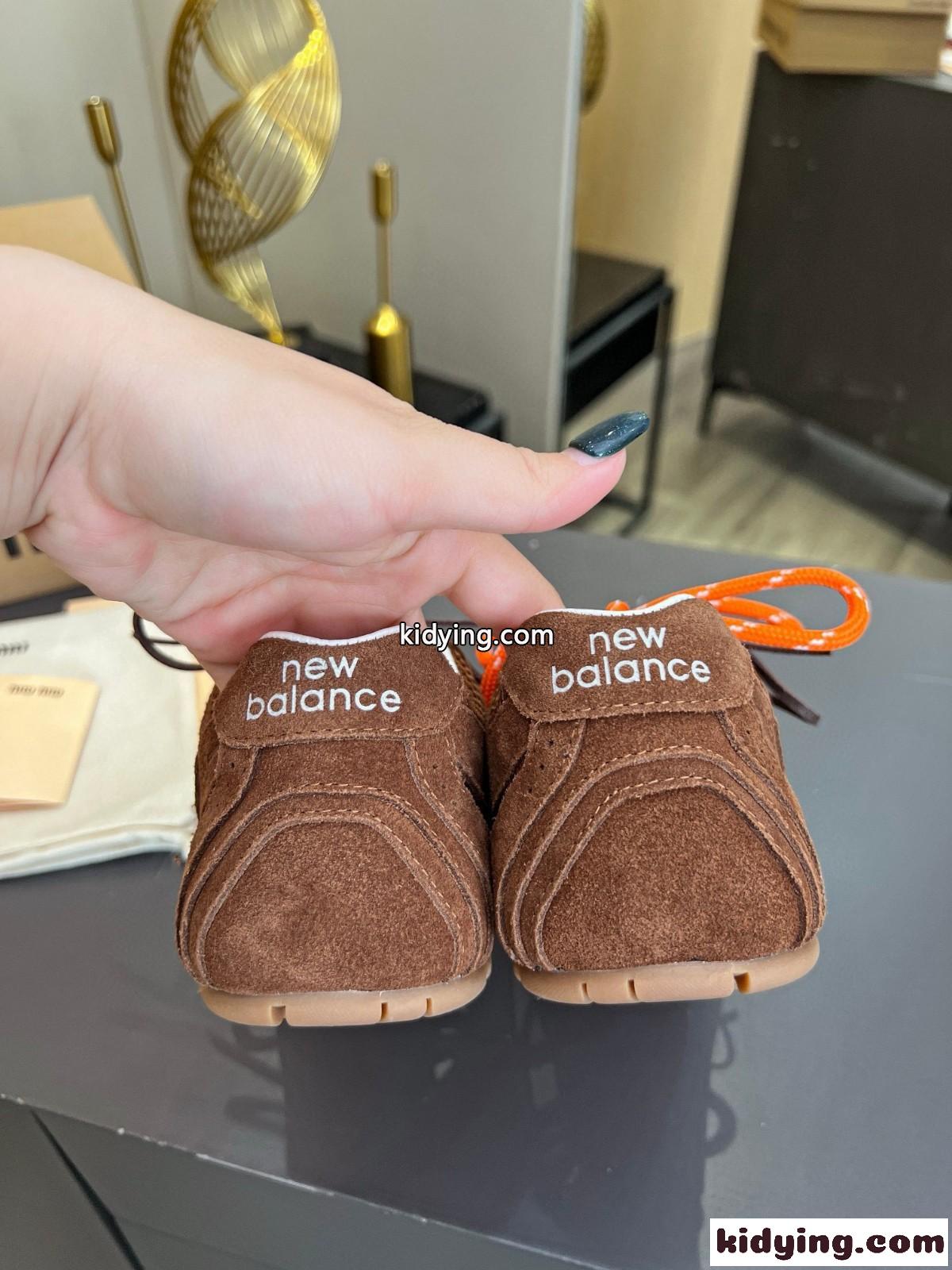 ミュウミュウ スニーカー コピー New Balance x Miu Miu xxx スエードxメッシュ スニーカー コーヒー-1