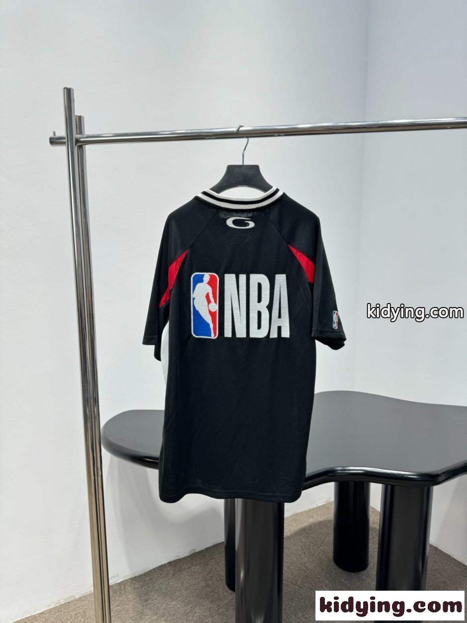 BALENCIAGA x NBA オーバーサイズ ロゴ刺繍 コットン Tシャツ コピー 偽物 ブラック-2