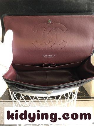 シャネル バッグ 人気コピー シャネルはChanel Reissueを復刻し その命名はその誕生に由来しており1955年2月60年余りが過ぎても依然として大衆に愛されている-3