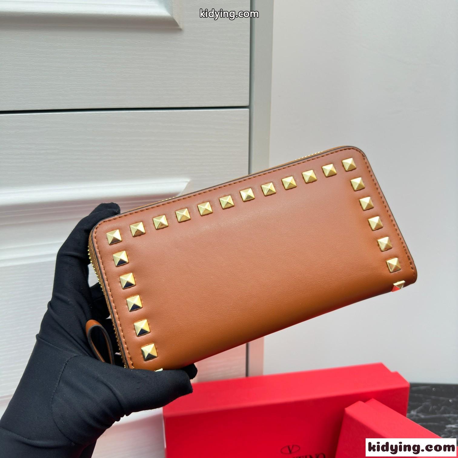 ロックスタッズ カーフスキン ジップウォレット ヴァレンティノ 財布 コピー ブラウン-1