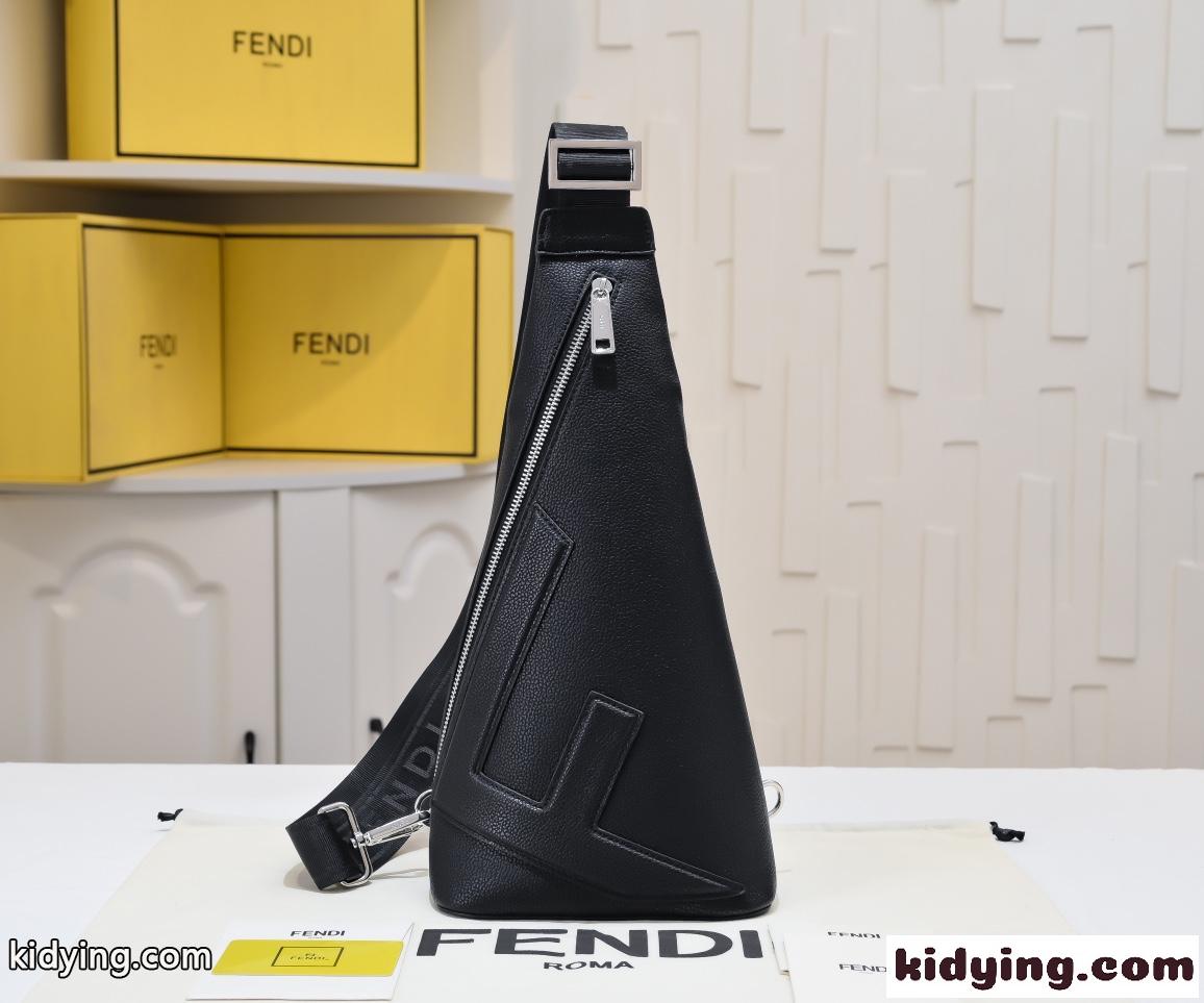 FENDI ROMA レザー フェンディ コーノ スーパーコピー メンズバッグ ブラック-1