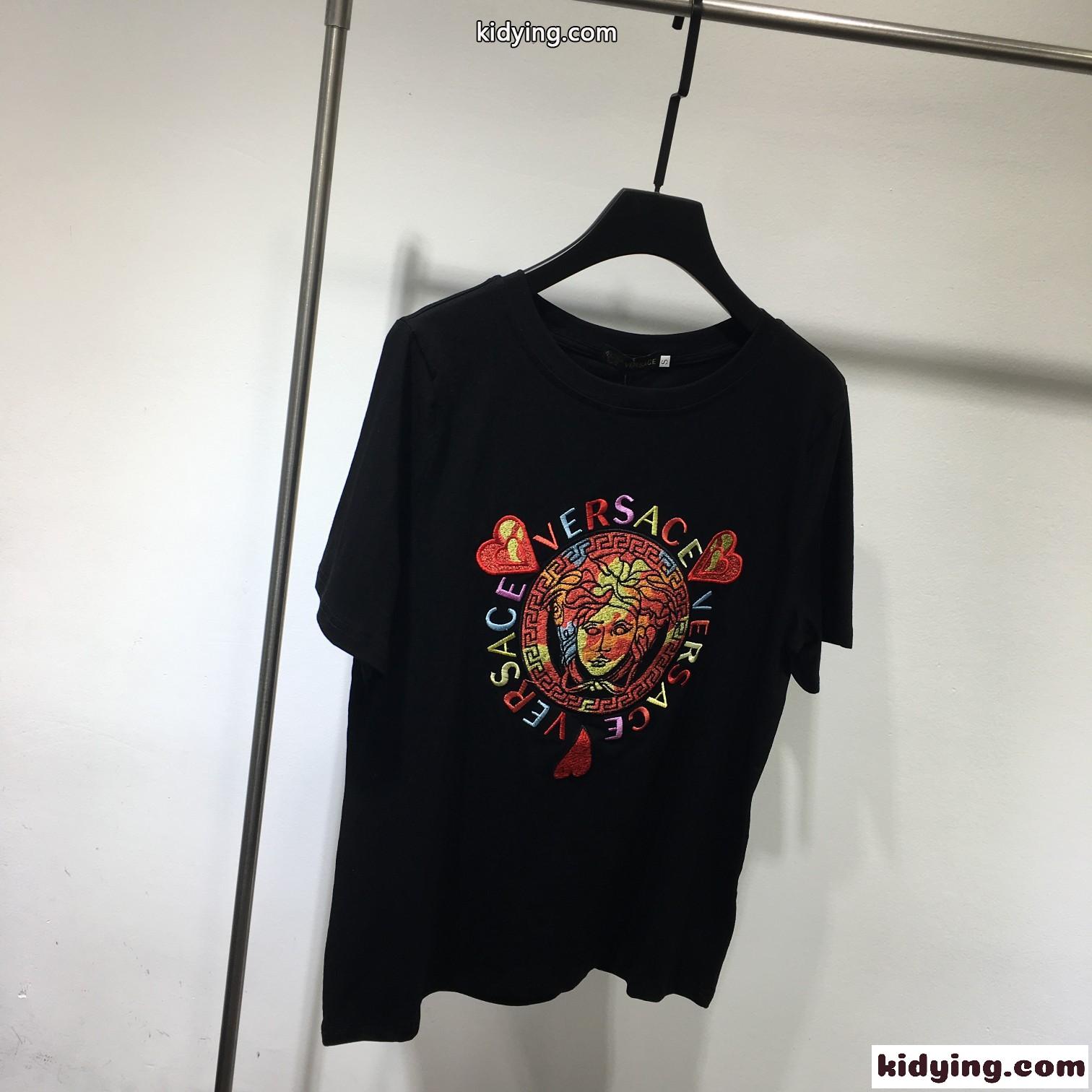定番 ゆったり 流行り クルーネック 刺繍入り ヴェルサーチェ 半袖Tシャツ コピー 春夏 クルーネック コットン トップス-1