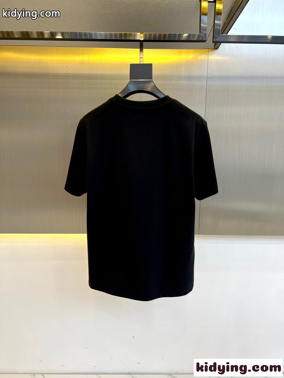 シンプル 合わせやすい 半袖Tシャツ フェンディ Tシャツ コピー クルーネック ブラック-4