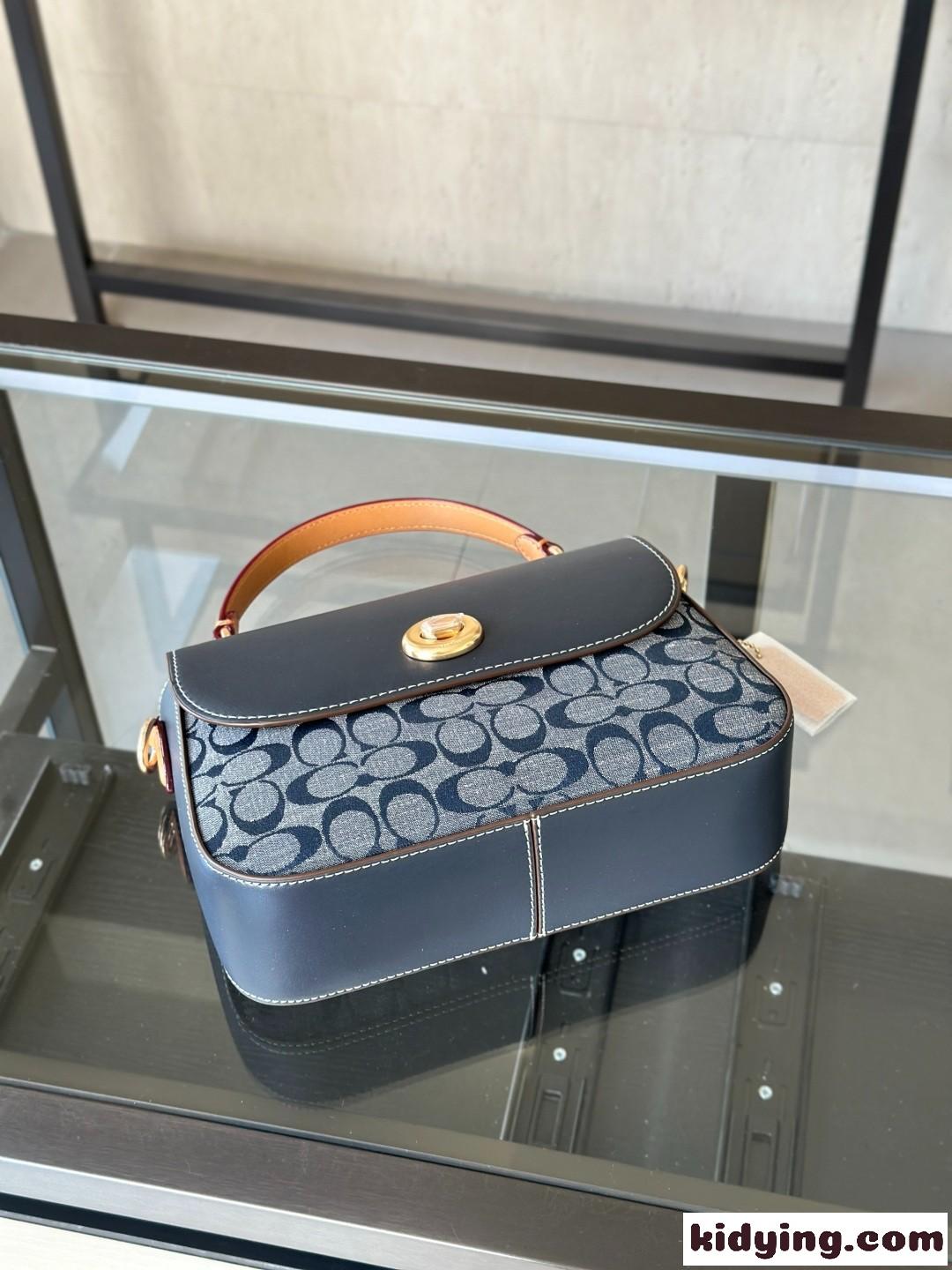 人気 コーチ バッグ スーパーコピー シグネチャー柄 ショルダーバッグ 定番-0