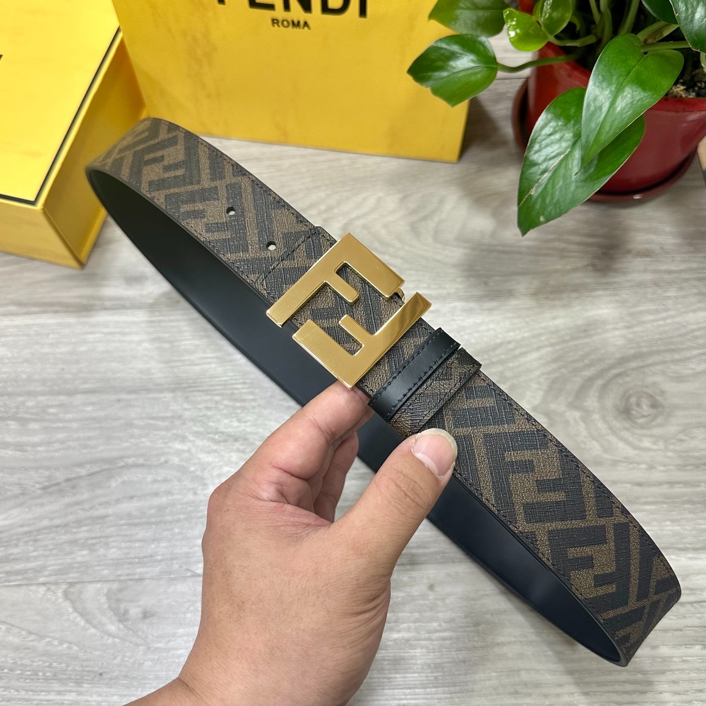 FFバックル リバーシブルベルト フェンディ ベルト 偽物 合わせやすい-2